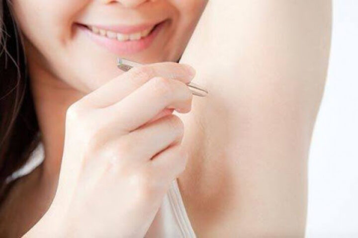 Minh họa cách nhổ lông nách an toàn và các bước chăm sóc da sau nhổ giúp hạn chế thâm sạm và viêm nang lông