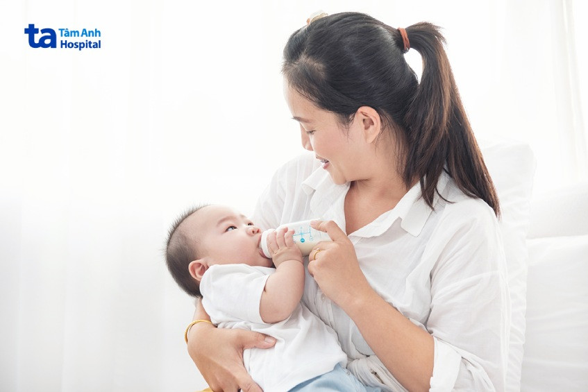 Minh họa tư thế ngồi ôm ngang khi cho bé bú sữa bình