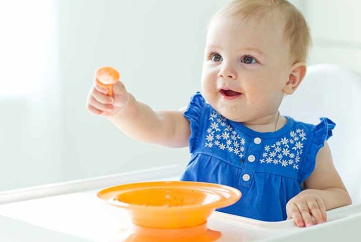 Món ăn cho bé 8 tháng tuổi được mẹ đút cẩn thận