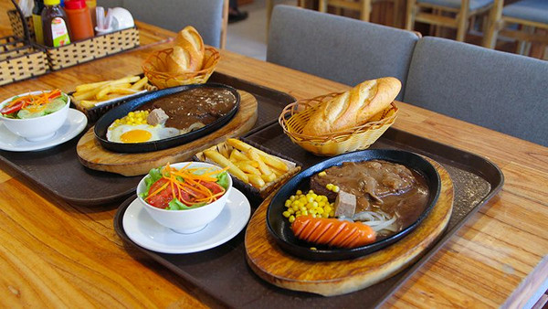 Món bò bít tết hấp dẫn tại Star Beef, một quán nhậu có khu vui chơi trẻ em Đà Nẵng chuyên về ẩm thực Âu