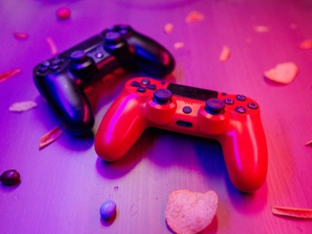Tay cầm chơi game - quà tặng con trai sinh nhật để giải trí