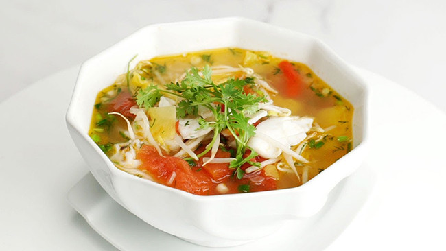 Một bát canh mực dứa chua ngọt nóng hổi