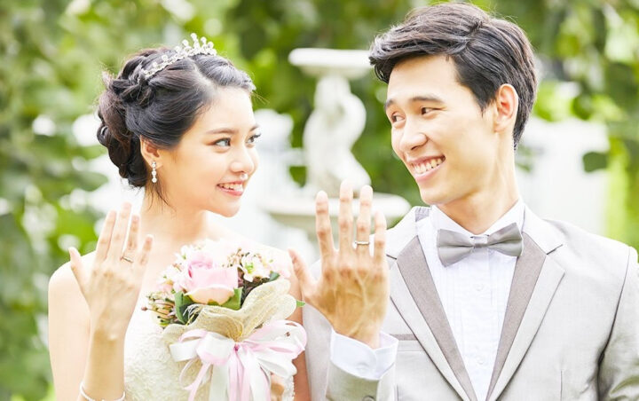 Một cặp đôi đang nắm tay nhau đi dạo, biểu tượng cho sự hòa hợp trong tình duyên và hôn nhân của tuổi Kỷ Dậu