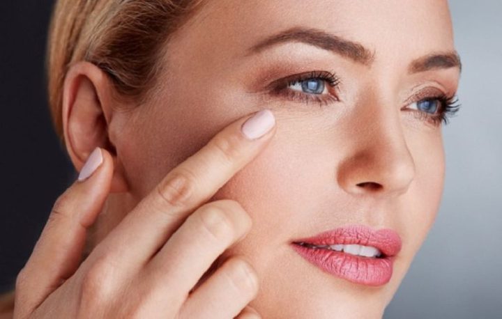 Một cô gái đang thoa Vaseline lên mặt để dưỡng ẩm, minh họa câu hỏi Vaseline có bôi mặt được không.
