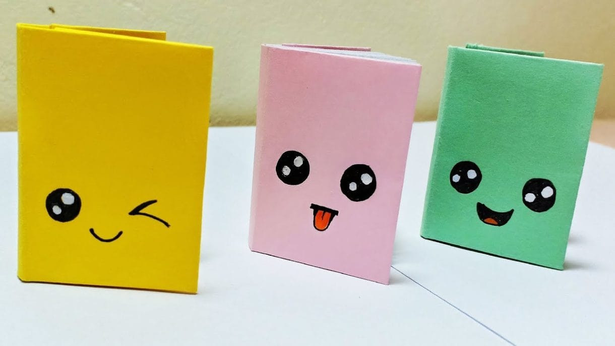 Một cuốn sổ tay handmade bằng giấy với bìa trang trí độc đáo, phục vụ nhu cầu ghi chép sáng tạo.