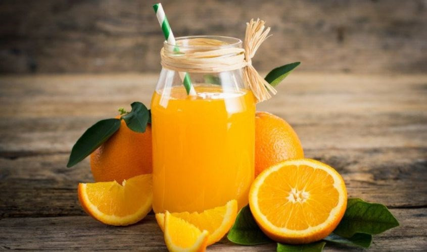 Một em bé có làn da hồng hào, minh họa lợi ích của nước cam giúp da khỏe mạnh