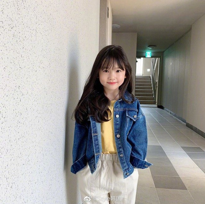 Một em bé gái đáng yêu với chiếc nơ hồng trên đầu đang mỉm cười, tượng trưng cho niềm hạnh phúc khi đặt tên con gái Giáp Thìn 2024