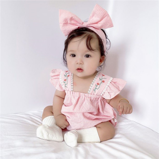 Một em bé gái xinh xắn đang ngồi giữa cánh đồng hoa oải hương, thể hiện vẻ đẹp của bé gái sinh năm 2024