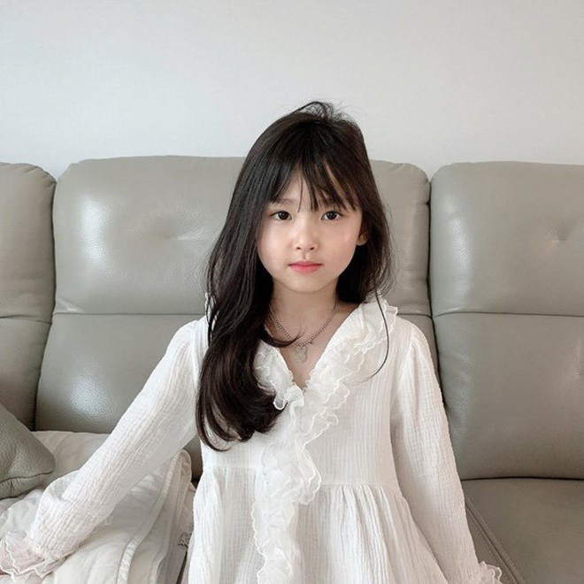 Một em bé sơ sinh đang ngủ say trong nôi, tượng trưng cho sự bình yên và hạnh phúc khi đặt tên con gái