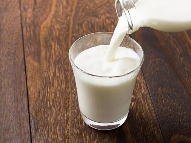 Một ly sữa tươi và ngũ cốc, minh họa chủ đề uống sữa khi đói có tốt không