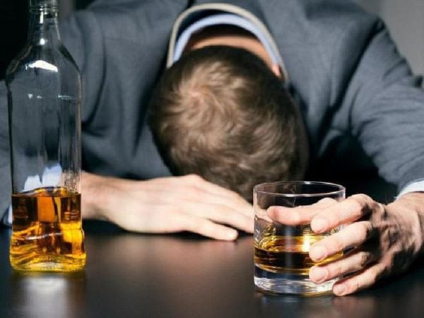 Một người đàn ông đang từ chối ly rượu, minh họa hành động không uống rượu sau khi xông hơi để đảm bảo sức khỏe.