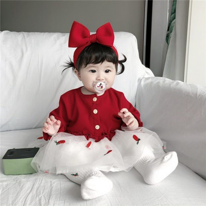Một người mẹ đang âu yếm bé gái sơ sinh của mình, hình ảnh tượng trưng cho tình yêu thương và mong muốn đặt tên đẹp cho con