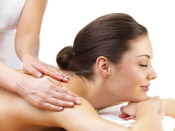 Một người phụ nữ nằm thư giãn trong không gian spa, tượng trưng cho lợi ích của massage nhẹ nhàng sau xông hơi, giúp tăng cường sức khỏe và thư giãn toàn thân.