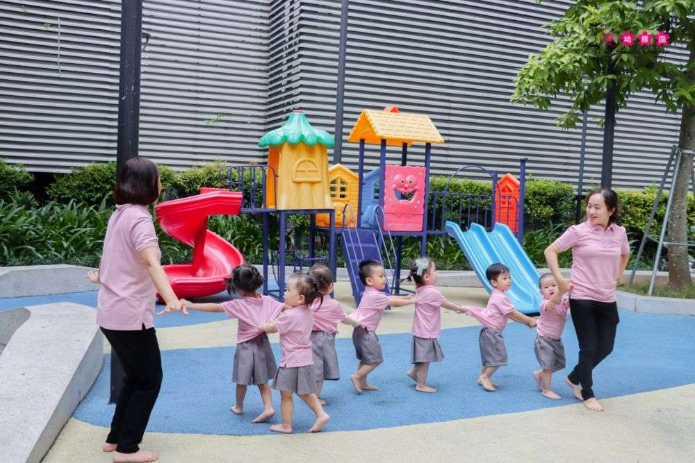 Một nhóm trẻ mẫu giáo đang chơi đùa trong sân trường, thể hiện sự hòa nhập và vui vẻ khi chuẩn bị cho bé đi học mẫu giáo.