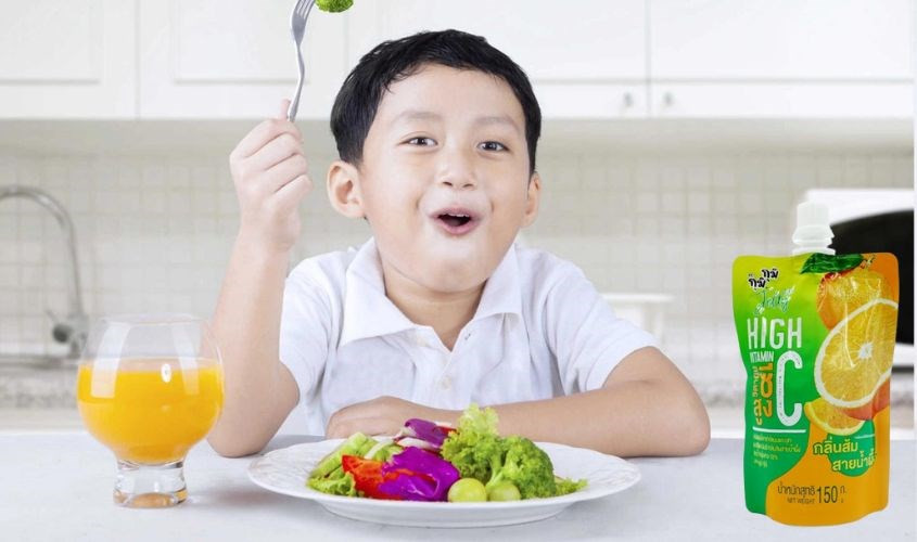 Một sản phẩm nước ép trái cây vị cam, tượng trưng cho lợi ích tăng cường miễn dịch từ cam