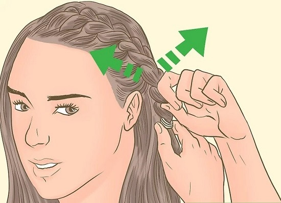 Nắn chỉnh nhẹ nhàng từng mắt xích của bím tóc tết ngang vai để tạo vẻ tự nhiên