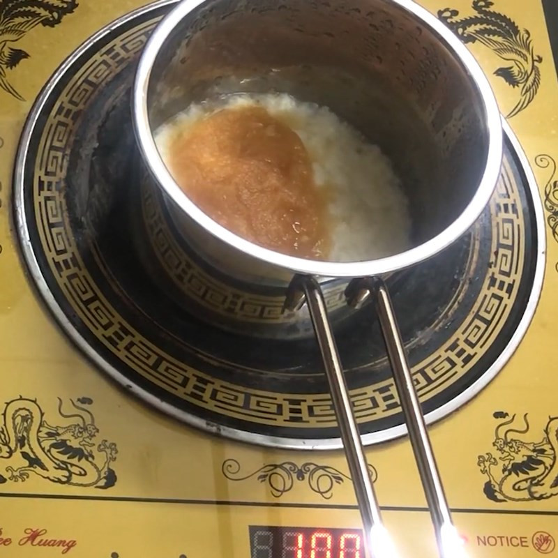 Nấu bánh mì với nước để tạo độ mềm cần thiết cho cháo bánh mì táo