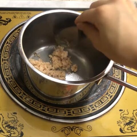 Phi hành xào cá hồi cho cháo