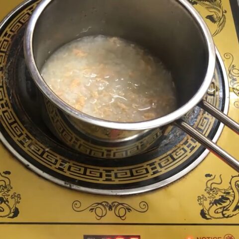 Nấu cháo với cá hồi và khoai lang