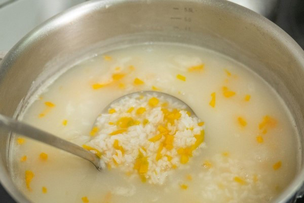 Nấu cháo bí đỏ với thịt bằm đơn giản, đảm bảo dinh dưỡng cho bé