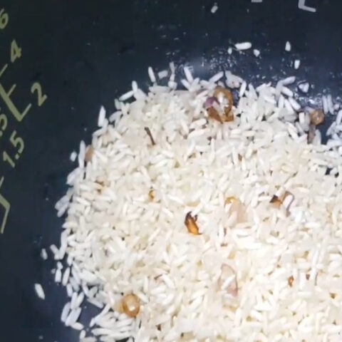 Nấu cháo cá bớp bằng nồi cơm điện cho bé