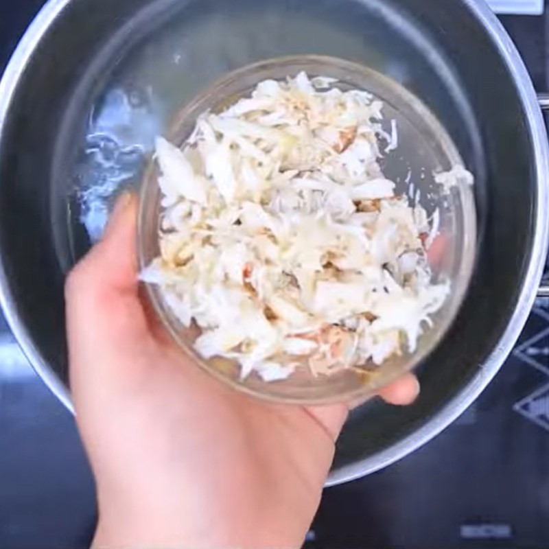 Nấu cháo cua biển rau ngót cho bé với thịt cua và rau ngót