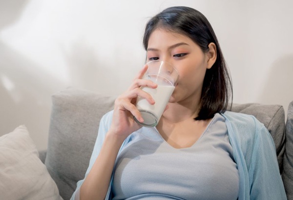 Người không dung nạp lactose nên tránh uống sữa khi bụng đói để không gặp vấn đề tiêu hóa