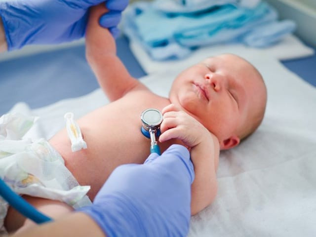 Nếu rốn có dấu hiệu nhiễm trùng, hãy cho bé đi khám bác sĩ ngay lập tức 