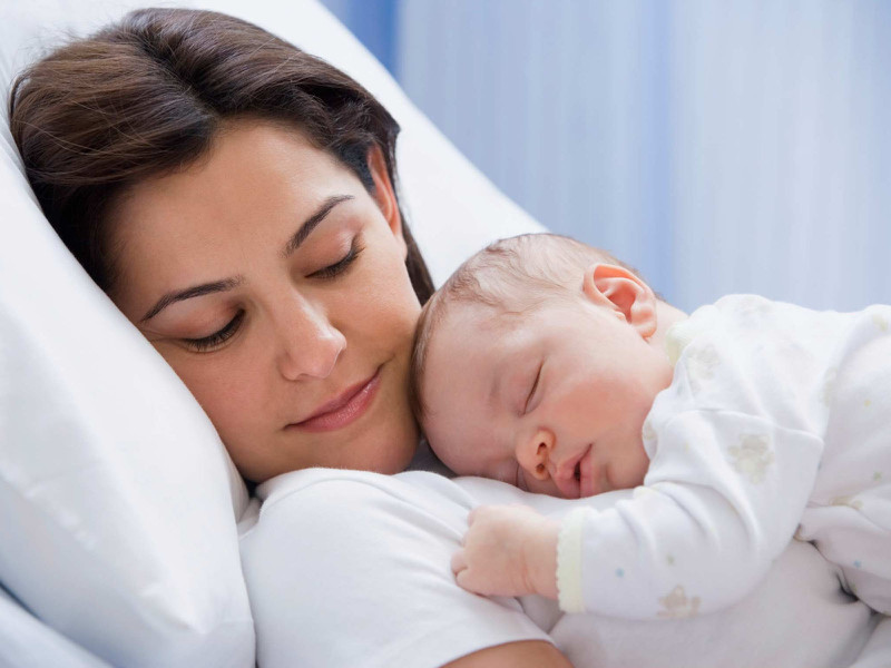 Nghỉ ngơi đầy đủ giúp mẹ phục hồi nhanh chóng, giảm thiểu hậu quả của việc không kiêng cữ sau sinh
