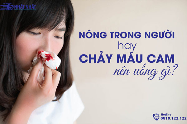 Người bị chảy máu cam đang xem xét các lựa chọn đồ uống lành mạnh
