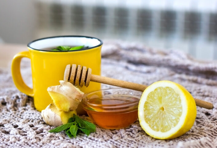Người bị loãng xương thiếu canxi không nên uống nước chanh mật ong