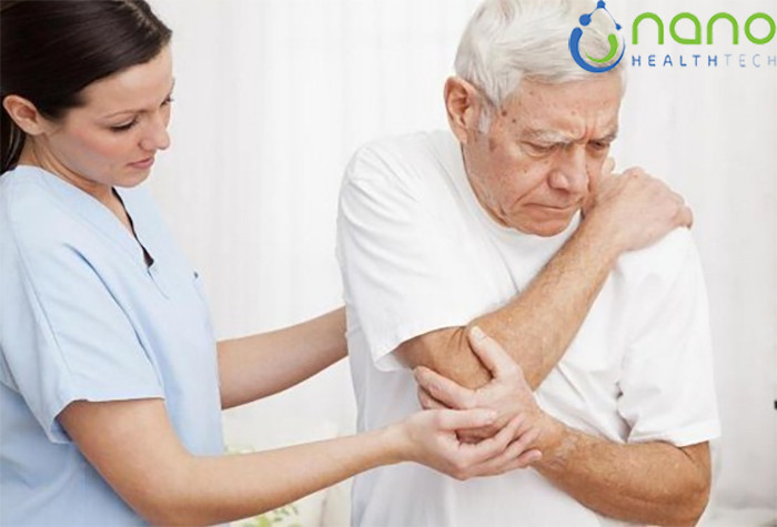 Người cao tuổi trên 50 uống sữa mỗi ngày để tăng cường sức khỏe và hấp thu dưỡng chất tốt hơn