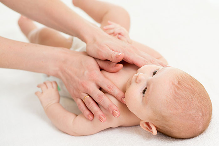 Người lớn massage nhẹ nhàng cho em bé 1 tháng tuổi, chuẩn bị cho giấc ngủ đêm theo phương pháp luyện Easy