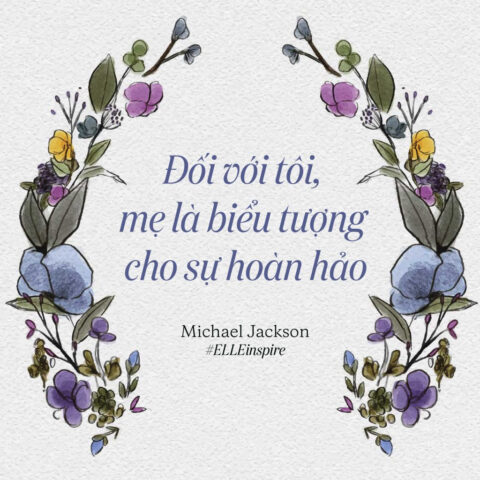 Người mẹ bế con thật chặt vào lòng, con dựa vào mẹ bình yên