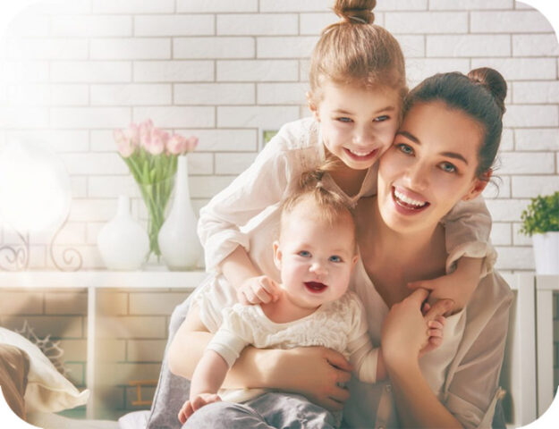 Người mẹ cùng con tạo dáng vui vẻ, đáng yêu
