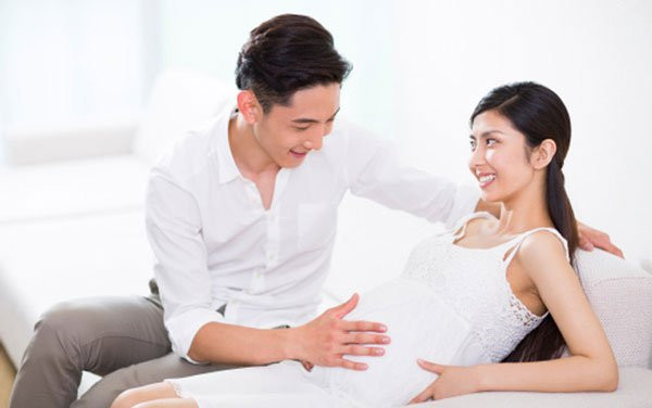 Người mẹ đang mang thai, biểu thị sức khỏe thai kỳ ảnh hưởng đến sự phát triển của bé