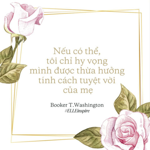 Người mẹ đặt nụ hôn yêu thương lên trán con thơ