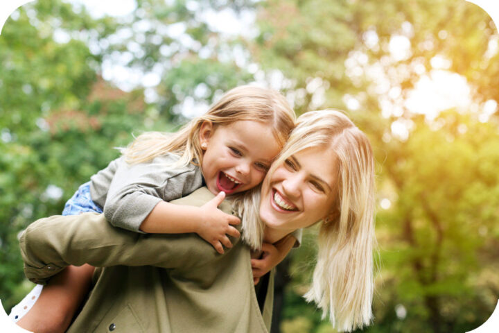 Người mẹ ôm con nhỏ vào lòng thật chặt