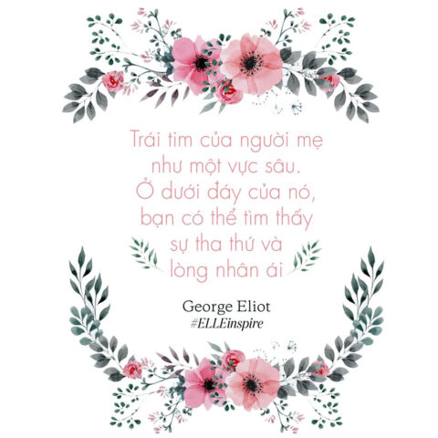Người mẹ và con chơi đùa với cát trên bãi biển, thể hiện sự kết nối tự nhiên