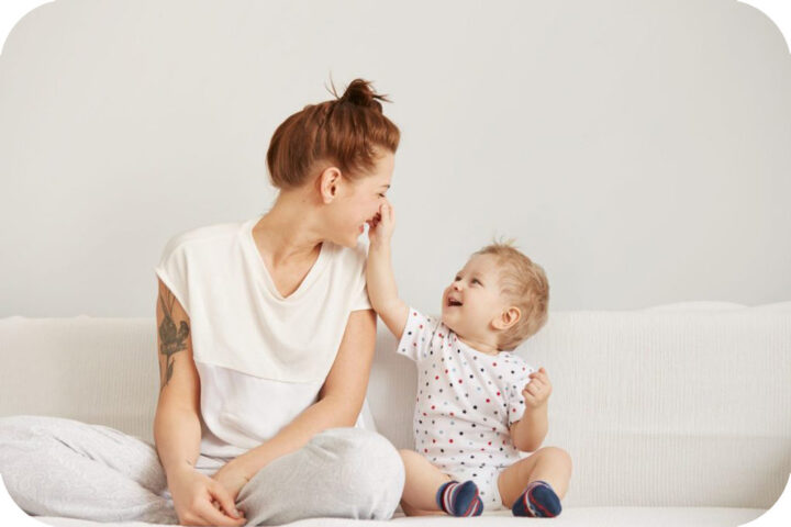 Người mẹ và con nắm tay nhau, mẹ dẫn lối cho con