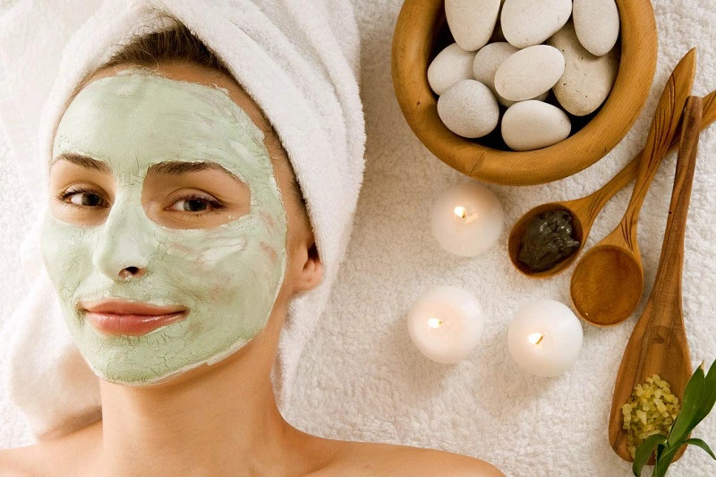 Người phụ nữ đang đắp mặt nạ giấy buổi sáng để dưỡng da cấp ẩm tốt nhất.