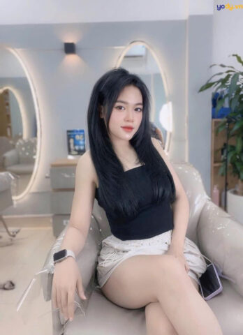 Người phụ nữ đang gội đầu cẩn thận tại nhà