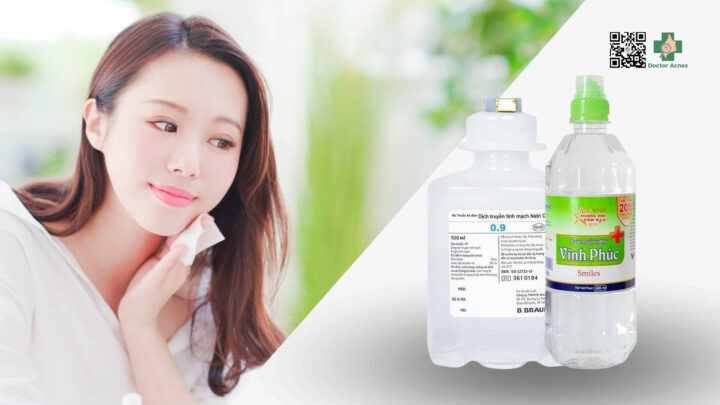Người phụ nữ đang rửa mặt với nước muối sinh lý, minh họa việc liệu có nên rửa mặt bằng nước muối sinh lý để trị mụn hay không.