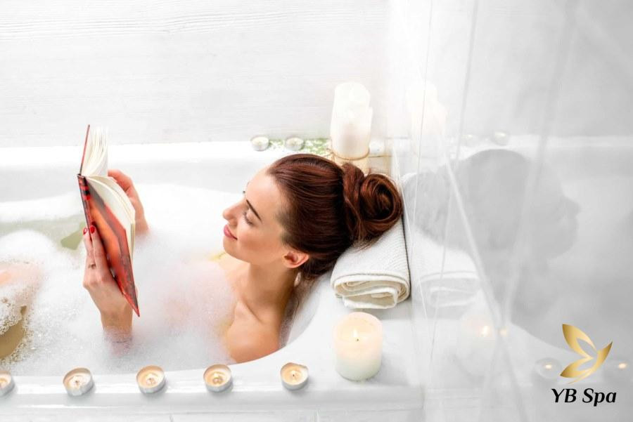 Người phụ nữ đang tắm trắng bằng sữa tươi không đường và nước ấm