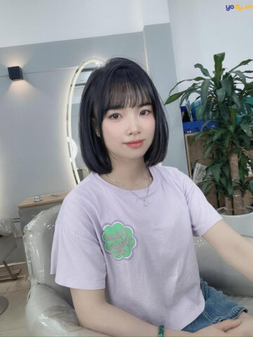Người phụ nữ đang thư giãn, thể hiện tinh thần thoải mái
