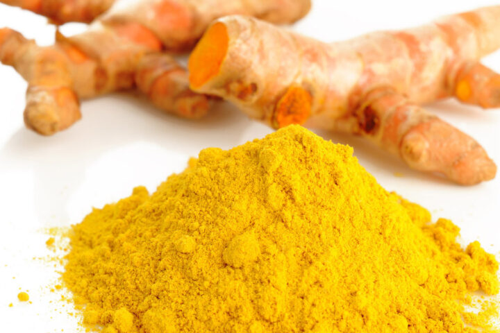 Người phụ nữ đang uống tinh bột nghệ để giảm cân và duy trì vóc dáng cân đối