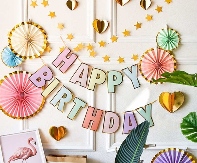 Người phụ nữ mỉm cười khi đọc tin nhắn trên điện thoại, thể hiện sự xúc động với cap chúc mừng sinh nhật người yêu ngắn gọn