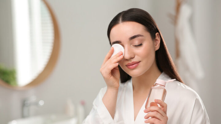 Người phụ nữ sử dụng nước tẩy trang, minh họa tác hại tiềm ẩn khi dùng không đúng cách.