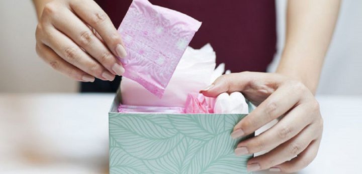 Người phụ nữ suy tư về việc có nên dùng băng vệ sinh hàng ngày để bảo vệ vùng kín.