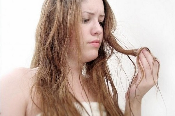 Người phụ nữ với mái tóc khô xơ và hư tổn đang tìm kiếm giải pháp